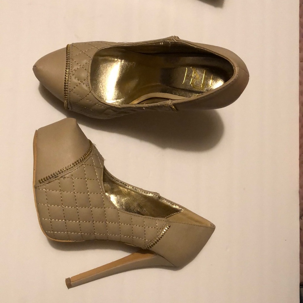 Very lightly worn. Zipper detail.